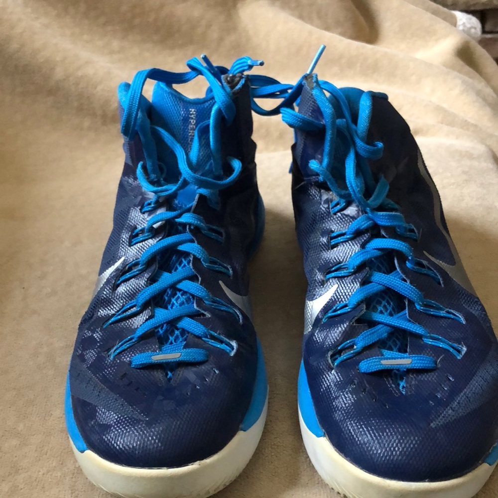 Nike Hyperdunk size 9 1/2 basketball shoes!  Navy/turquoise blue!